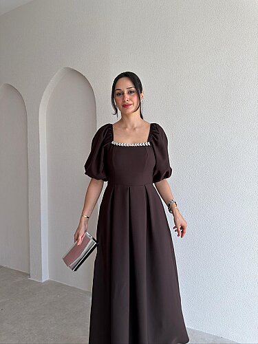  TUAL Yaka Taş Detaylı Midi Elbise 4001 - Acı Kahve - Mooi Butik